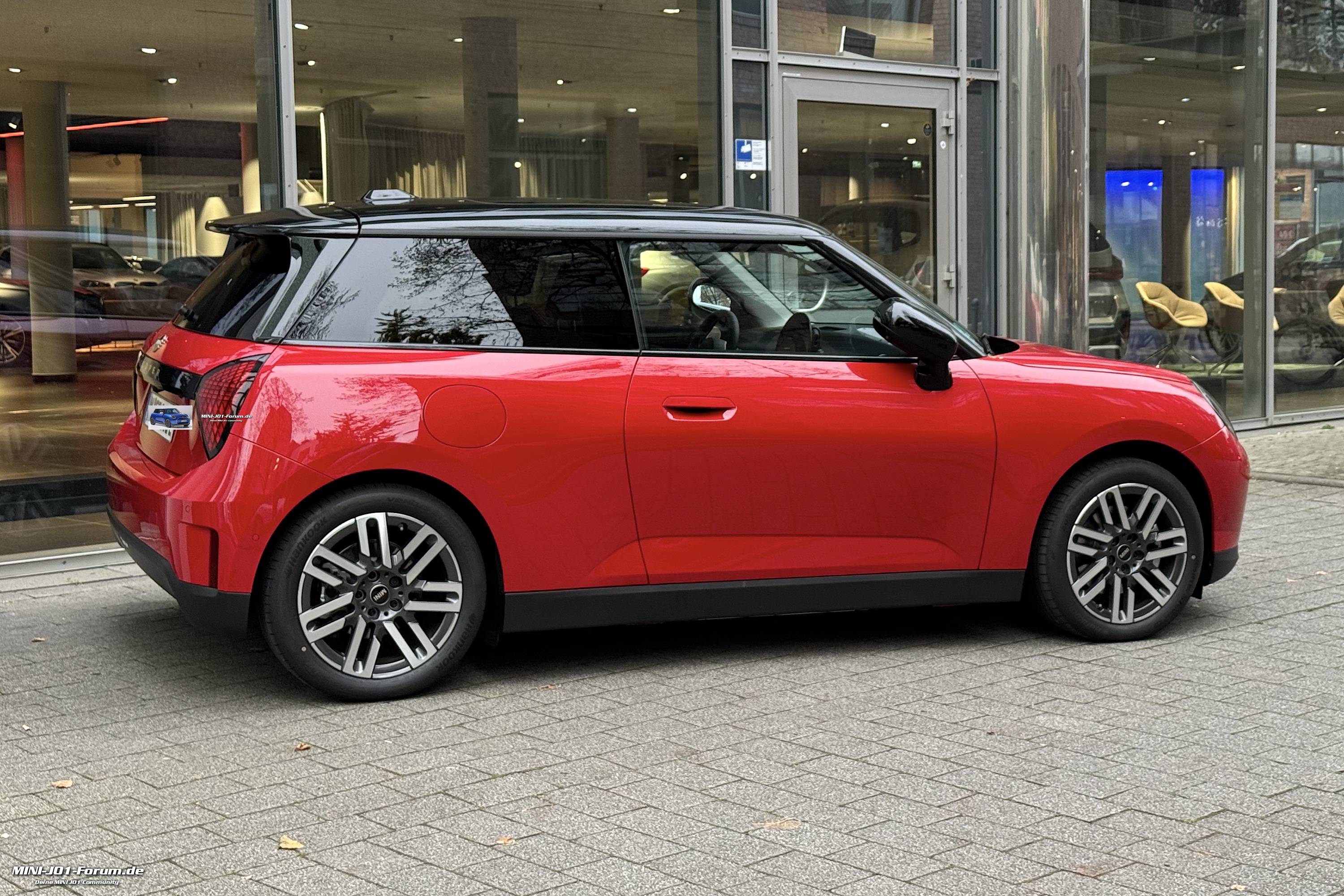 MINI Cooper J01 Electric Chili Red Dach Spiegelkappen schwarz