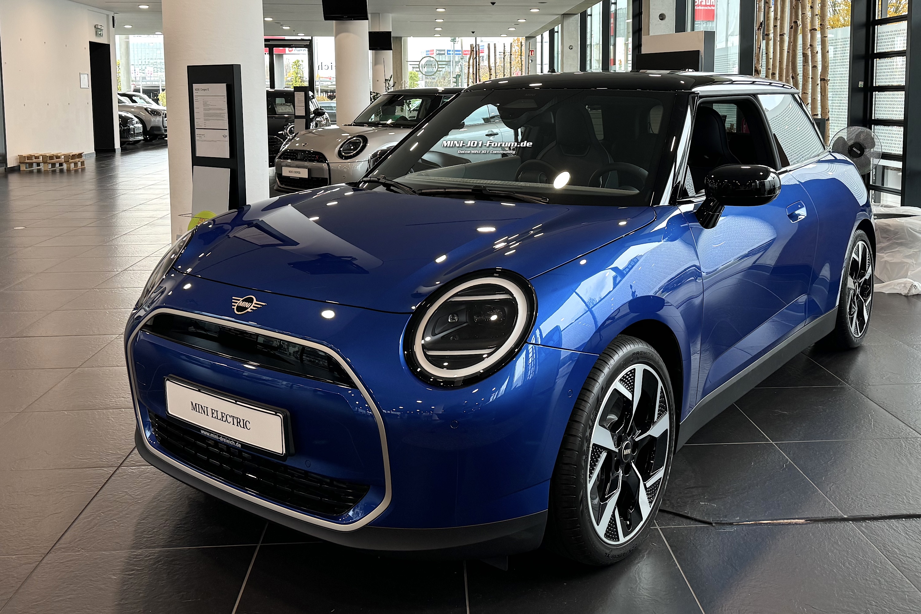 MINI Cooper J01 Forum Blazing Blue Electric Test Review