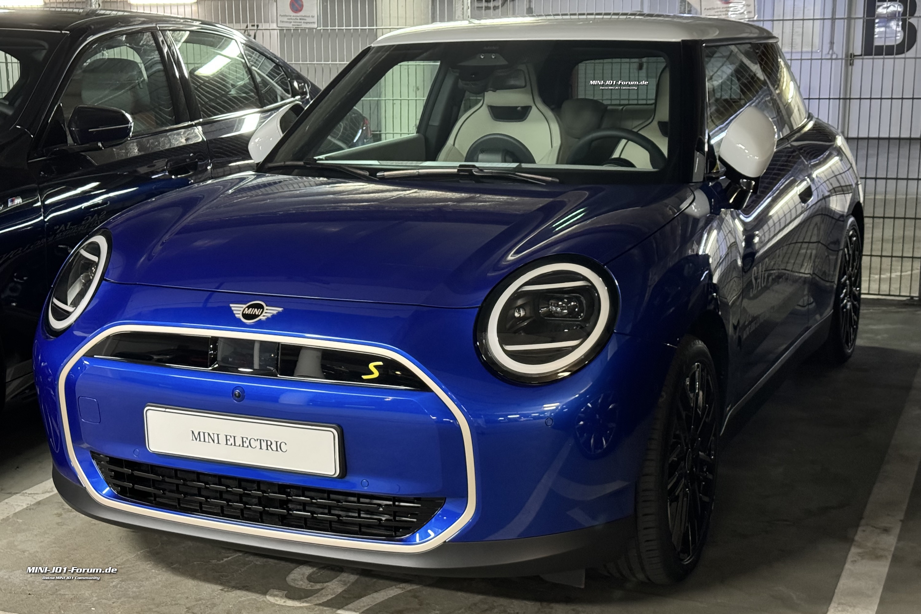 MINI J01 Forum Cooper SE Blazing Blue