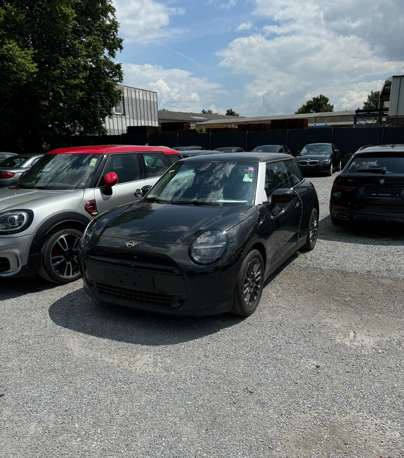 Mini Cooper E Essential Trim in Midnight Black metallic