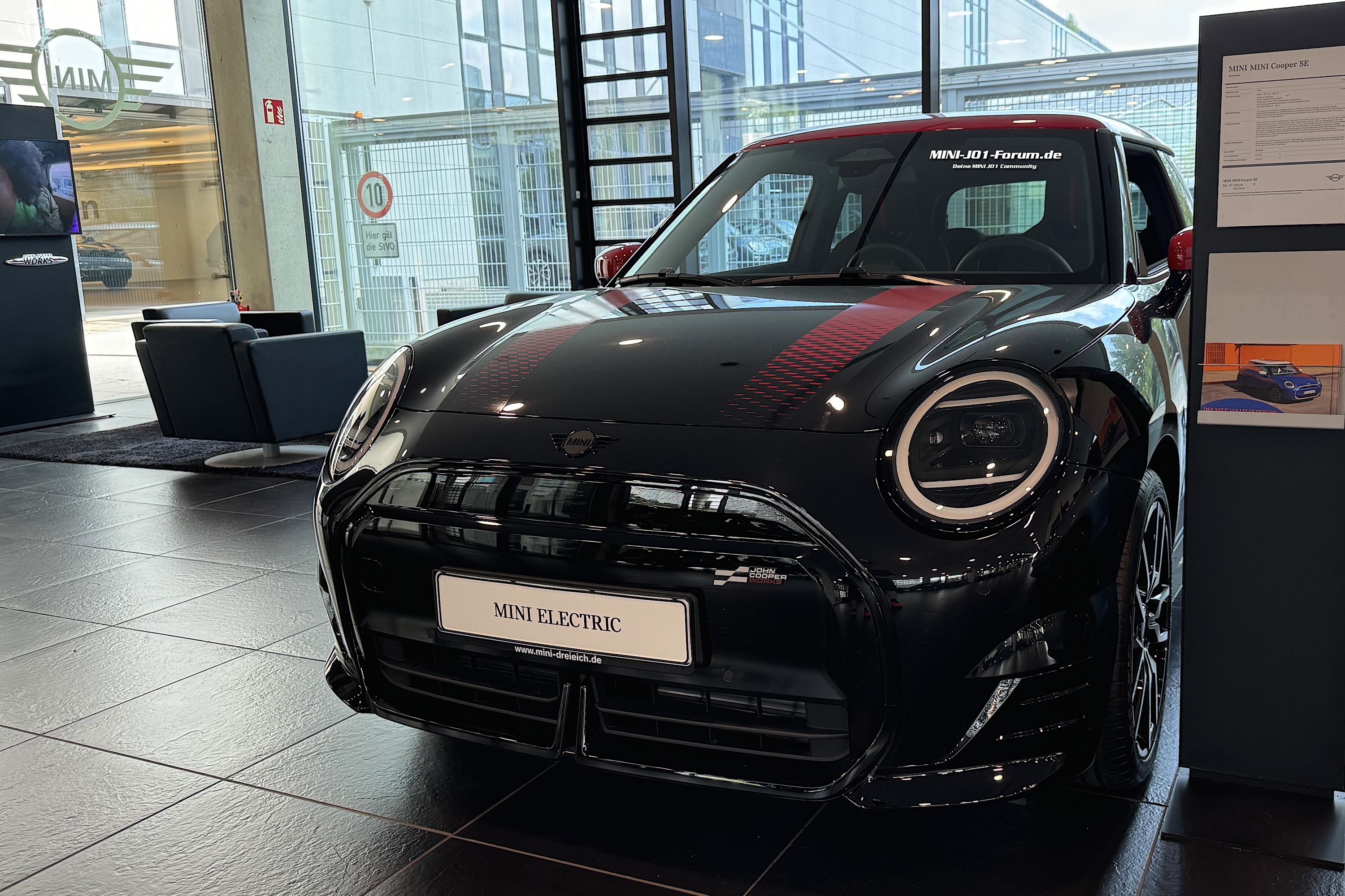 MINI Cooper JCW Trim Elektro J01 Midnight Black metallic